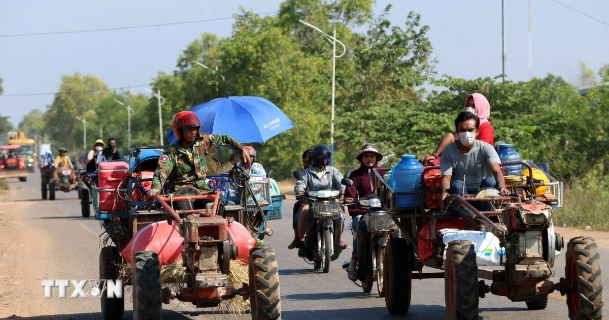 Người dân Campuchia sơ tán tới khu vực an toàn ở tỉnh Siem Reap khi xung đột biên giới tái diễn giữa nước này và Thái Lan, ngày 9/12/2025. (Nguồn: THX/TTXVN)