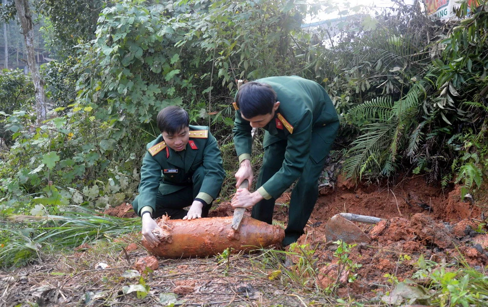 Hà Giang vô hiệu hóa quả bom chứa 25kg thuốc nổ TNT | Vietnam+ ...