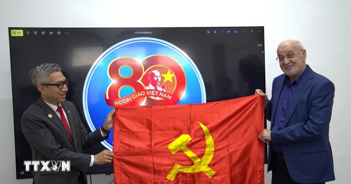 Đại sứ Việt Nam tại Israel Lý Đức Trung tặng cờ Đảng cho đồng chí Issam Makhoul, Ủy viên Bộ Chính trị Đảng Cộng sản Israel, Chủ tịch Hadash. (Ảnh: Thanh Bình/TTXVN)