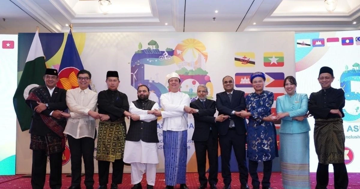 Bộ trưởng Bộ Di sản và Văn hóa Quốc gia Pakistan, Aurangzeb Khan Khichi (thứ tư từ trái sang) chụp ảnh cùng các Đại sứ, Đại diện các nước ASEAN tại Lễ kỷ niệm. (Ảnh do Đại sứ quán Việt Nam tại Pakistan cung cấp)