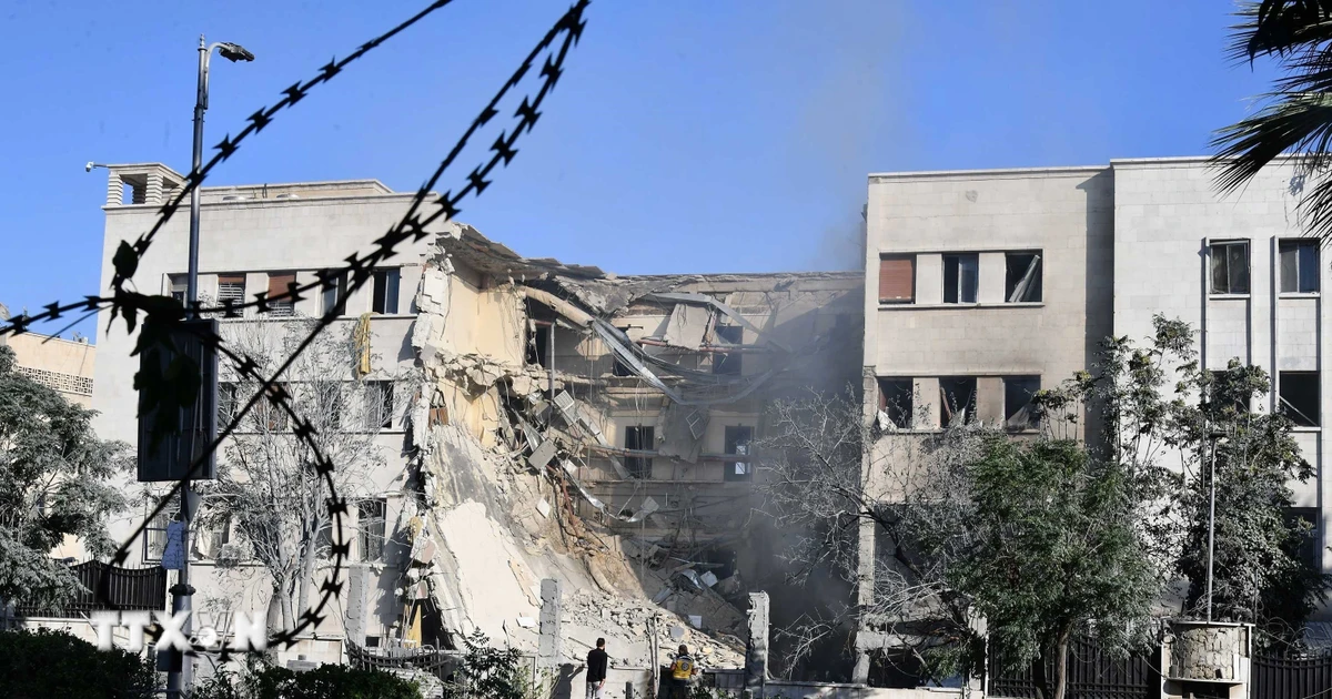 Trụ sở Tổng tư lệnh quân đội Syria ở Damascus bị phá huỷ sau vụ không kích của không lực Israel, ngày 16/7/2025. (Ảnh: THX/TTXVN)