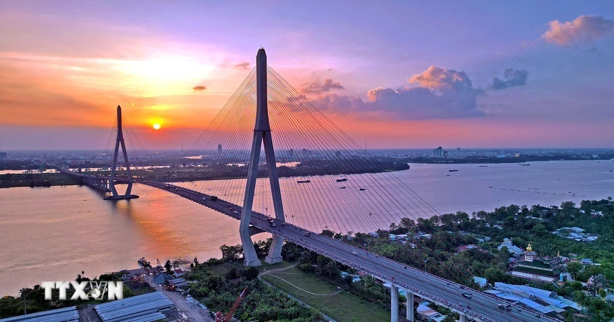 Cầu Cần Thơ là cầu dây văng có nhịp chính dài nhất tại khu vực Đông Nam Á (chiều dài nhịp chính là 550m), được xây dựng bằng nguồn viện trợ phát triển chính thức ODA của Chính phủ Nhật Bản và vốn đối ứng của Chính phủ Việt Nam. (Ảnh: Tuấn Anh/TTXVN)