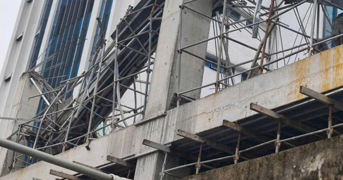 Hải Phòng: Sập giàn giáo công trình tư nhân trong đêm, 2 người tử vong