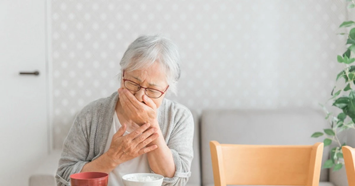 Người cao tuổi dễ bị nghẹn khi ăn và cách xử trí hiệu quả