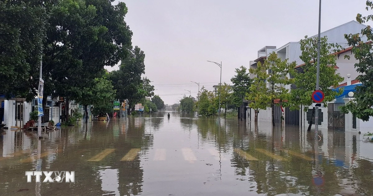 Lũ trên sông Hương xuống rất chậm, trung tâm thành phố Huế vẫn ngập sâu