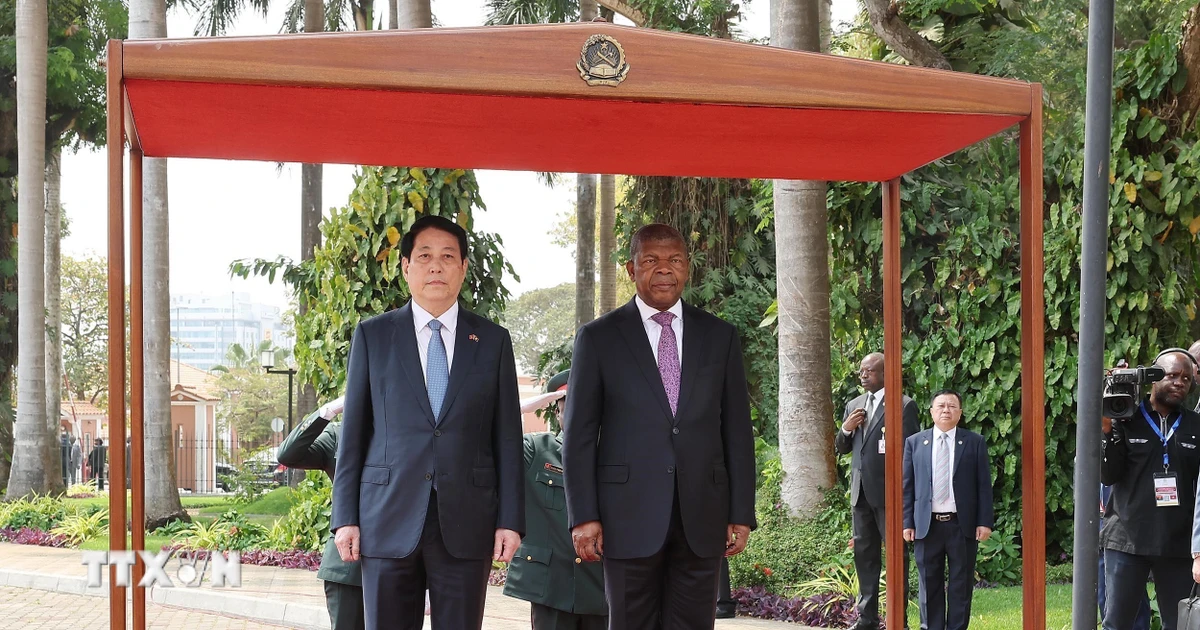 Chủ tịch nước Lương Cường và Tổng thống Angola João Manuel Gonçalves Lourenço nghe quân nhạc cử Quốc thiều hai nước. (Ảnh: Lâm Khánh/TTXVN) 