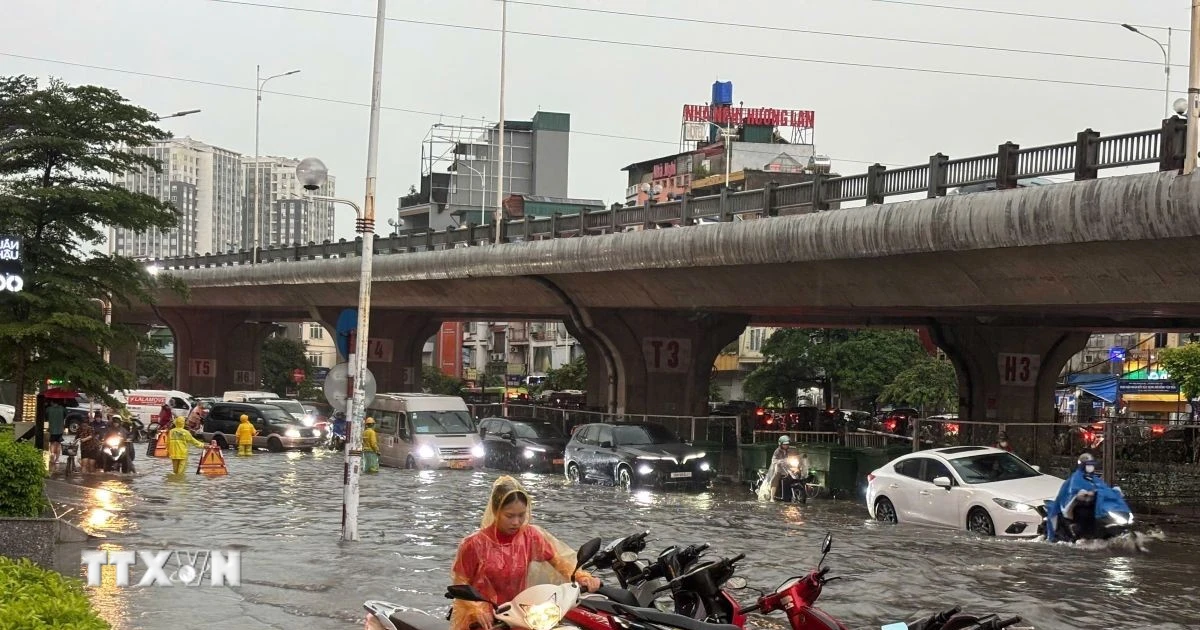 Hà Nội mưa lớn giờ tan tầm, một số tuyến đường ngập cục bộ, giao thông ùn ứ