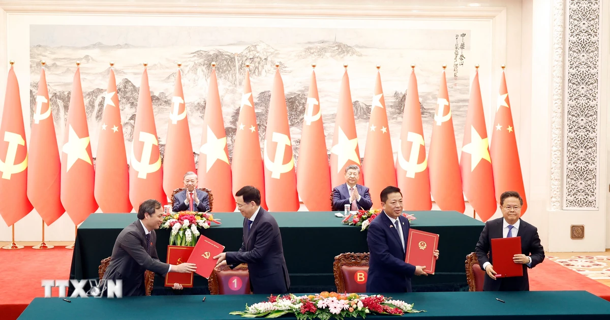 https://media.vietnamplus.vn/images/c14f6479e83e315b4cf3a2906cc6a51e845df3e734784e63d1beb78271b59bf8e4e7e57a08091463063f6d6fe07288758481a9f17094ea16a7b337c38af88021e2c8702c90a14b2deeaca5660dc9423d4ba8d5d90d693536e88c3f24ce8d509e1e245775f4633de6a138abe7dd95be6ed3d0c71f67ea09aafb8e6b642facf9cfec654156ac8ff6f2d610b615d62ecc50c525996981e99bb9817722ebd52f35c270358c49d86d214a0aea0d7831fb7a8da74f6b1bfe70b3203772c7979020cefa/ttxvn-tong-bi-thu-chu-tich-nuoc-to-lam-va-tong-bi-thu-chu-tich-nuoc-tap-can-binh-chung-kien-le-ky-cac-van-kien-hop-tac-giua-hai-nuoc-8702433.jpg.webp