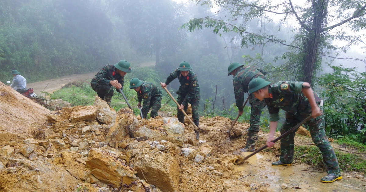 Cán bộ, chiến sỹ bộ đội Lào Cai giúp nhân dân khắc phục hậu quả mưa lũ