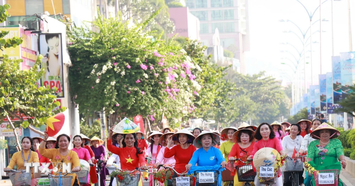 Khánh Hòa: Hơn 2.000 phụ nữ diễu hành tại Lễ hội “Áo dài sắc màu của biển”