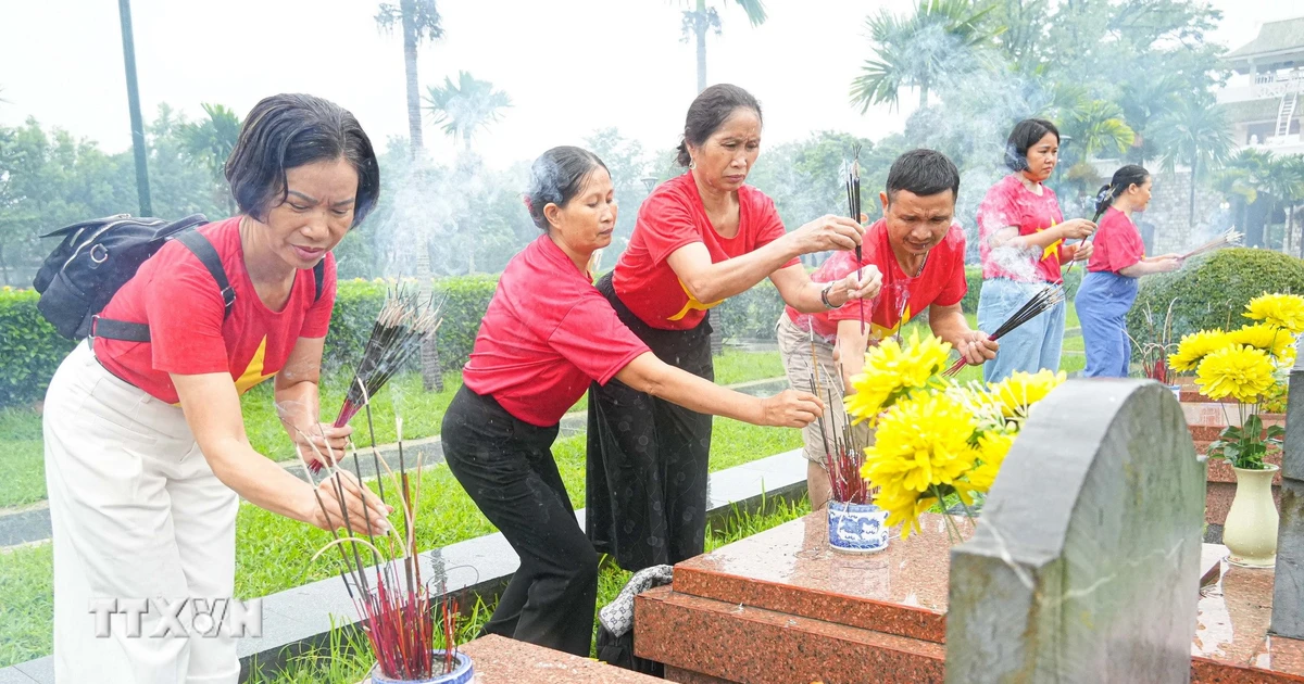 Đông đảo du khách thắp hương tri ân tại các nghĩa trang liệt sỹ ở Điện Biên