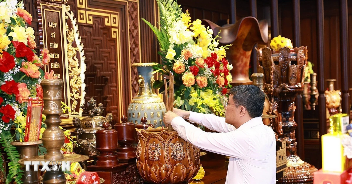 Thủ tướng dâng hương tưởng niệm tại các Anh hùng liệt sỹ tại Điện Biên