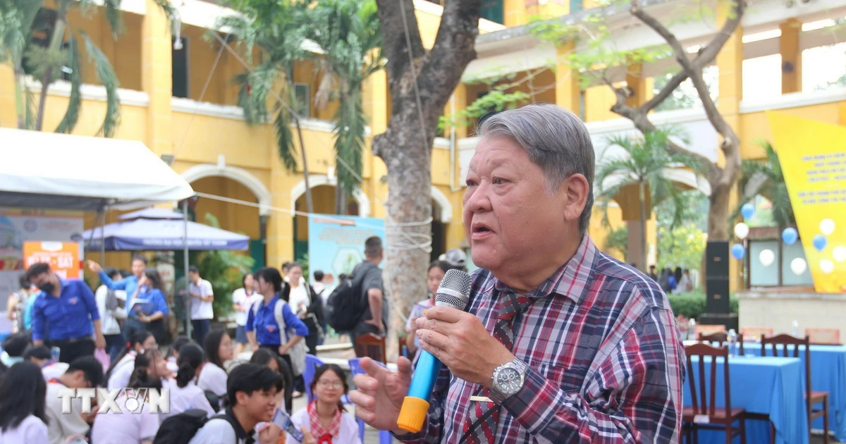 Phát triển con người toàn diện, nâng cao chất lượng nguồn nhân lực