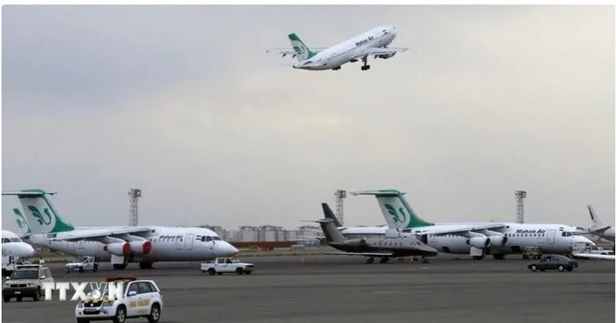 Các máy bay tại sân bay ở Iran. (Ảnh: IRNA/TTXVN) 