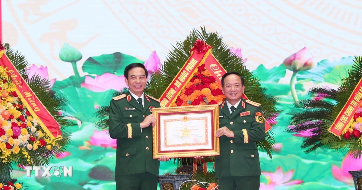 Trao huân chương tặng Đại tướng Phan Văn Giang và các lãnh đạo Bộ Quốc phòng