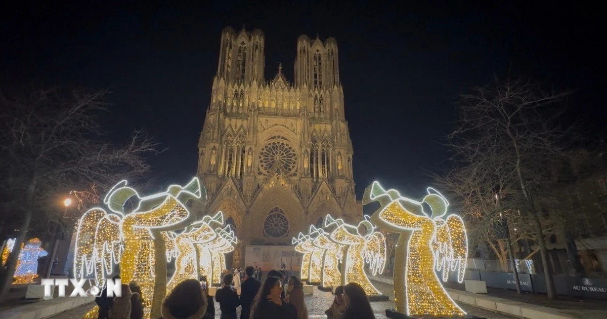 Khu vực nhà thờ lớn được thắp sáng dịp Giáng sinh và Năm mới 2025. (Ảnh: TTXVN)