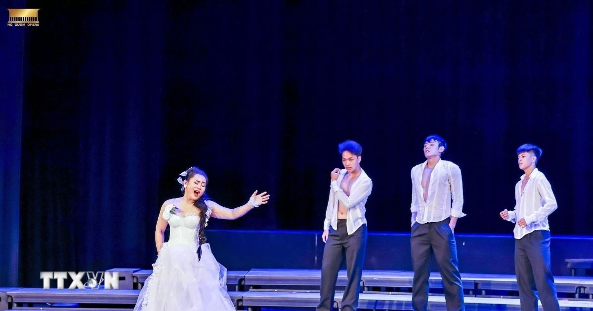 Cảnh trong vở nhạc kịch “La Traviata”. (Ảnh: TTXVN)