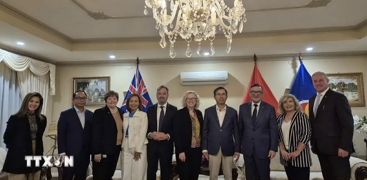 Đại sứ Phạm Hùng Tâm (thứ tư từ phải sang) và bà Sharon Claydon - Phó Chủ tịch Quốc hội Australia (thứ năm từ phải sang) cùng các thành viên nòng cốt sáng lập Hội Nghị sĩ Hữu nghị Australia-Việt Nam. (Ảnh: TTXVN phát)