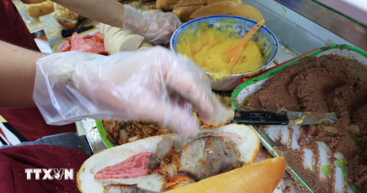 Bánh mỳ nhân pate, thịt nguội. (Ảnh: TTXVN)