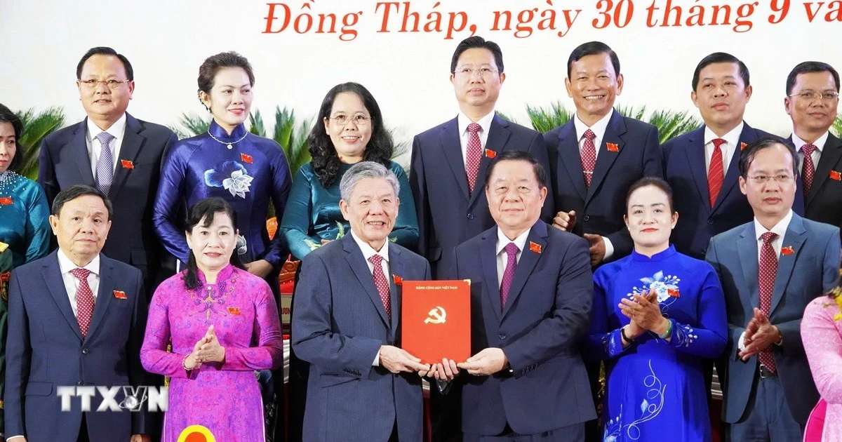 Ông Nguyễn Trọng Nghĩa (thứ ba, từ phải sang), Ủy viên Bộ Chính trị, Bí thư Trung ương Đảng, Trưởng Ban Tuyên giáo và Dân vận Trung ương trao quyết định cho tân Bí thư Tỉnh ủy Đồng Tháp Ngô Chí Cường. (Ảnh: Hữu Chí/TTXVN)