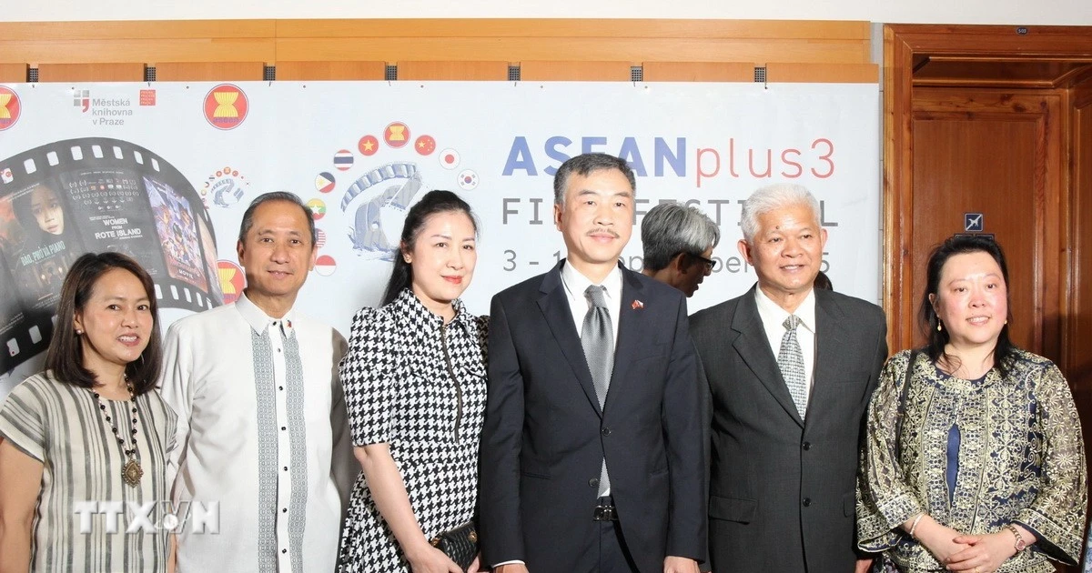 Ambassador of Viet Nam to the Czech Republic Duong Hoai Nam and spouse together with representatives of ASEAN embassies at the opening ceremony. (Photo: Viet Thang/VNA)