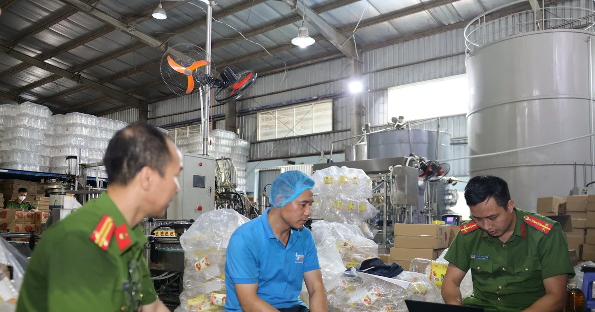Công an Hưng Yên triệt phá đường dây nhập lậu cả nghìn tấn 'dầu thực vật giả'