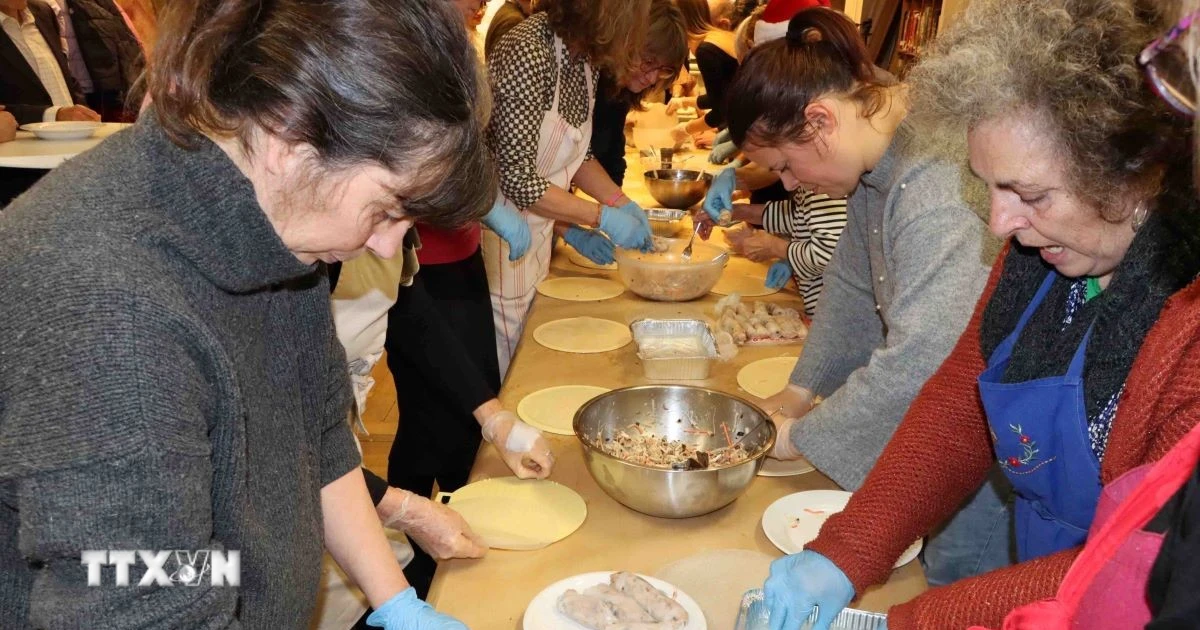 Các học viên tập gói nem. (Ảnh: TTXVN)