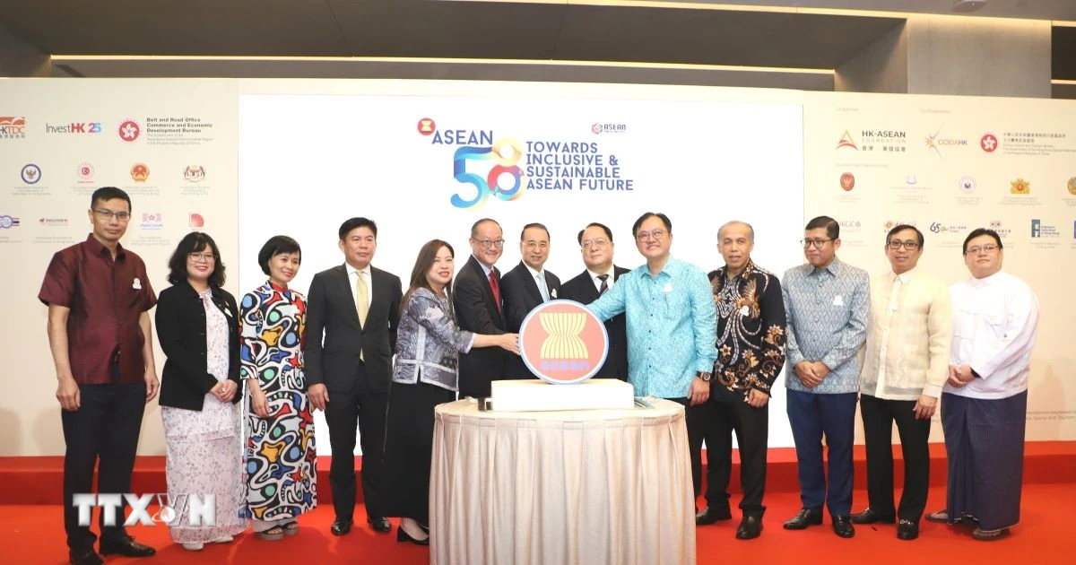 Đại diện ban tổ chức và Lãnh sự đoàn ASEAN đã cùng cắt bánh kỷ niệm 58 năm thành lập ASEAN. (Ảnh: TTXVN)