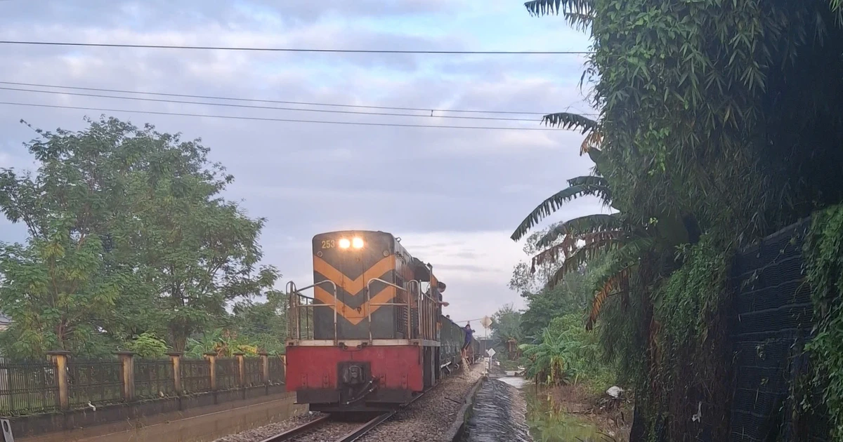 Đường sắt Bắc - Nam chính thức thông tuyến sau nhiều ngày bị 'tê liệt' mưa lũ