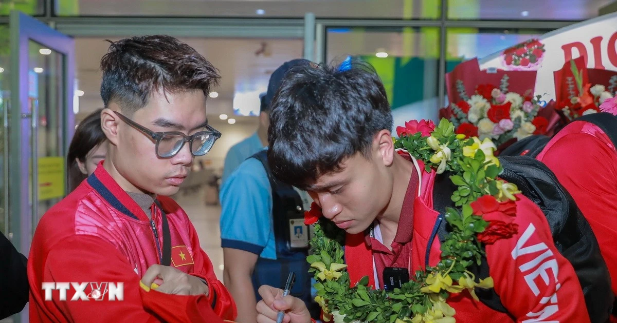 Đội tuyển U22 Việt Nam về nước, khép lại hành trình đầy tự hào tại SEA Games 33