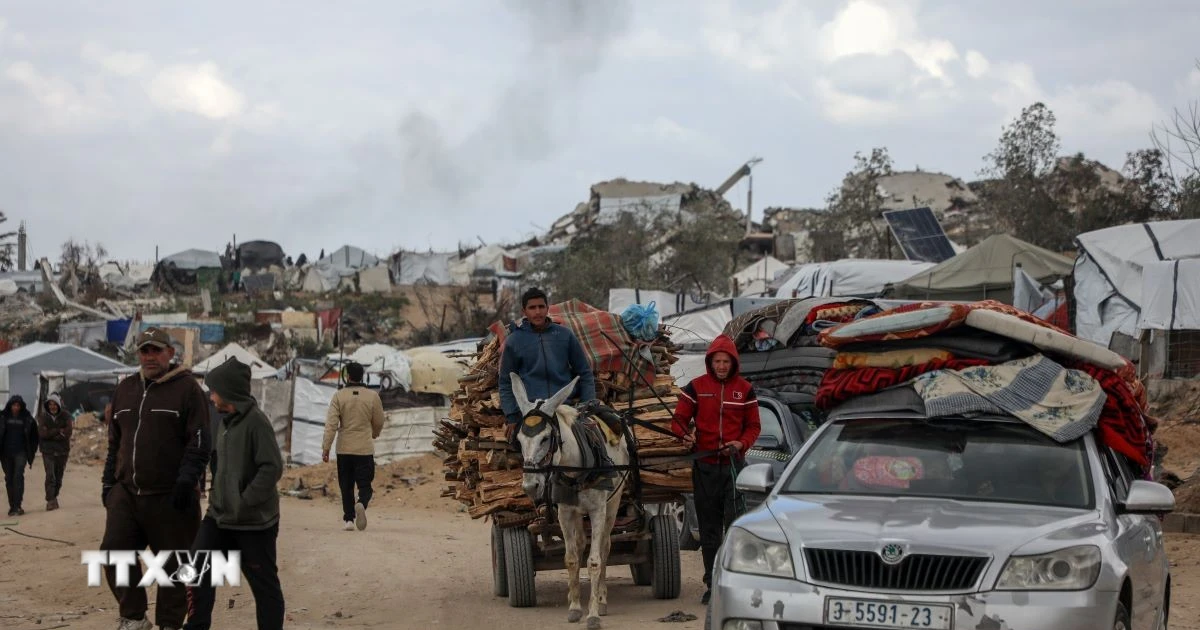 Người dân Palestine đi sơ tán tránh xung đột tại Beit Lahia, Dải Gaza. (Ảnh: THX/TTXVN)