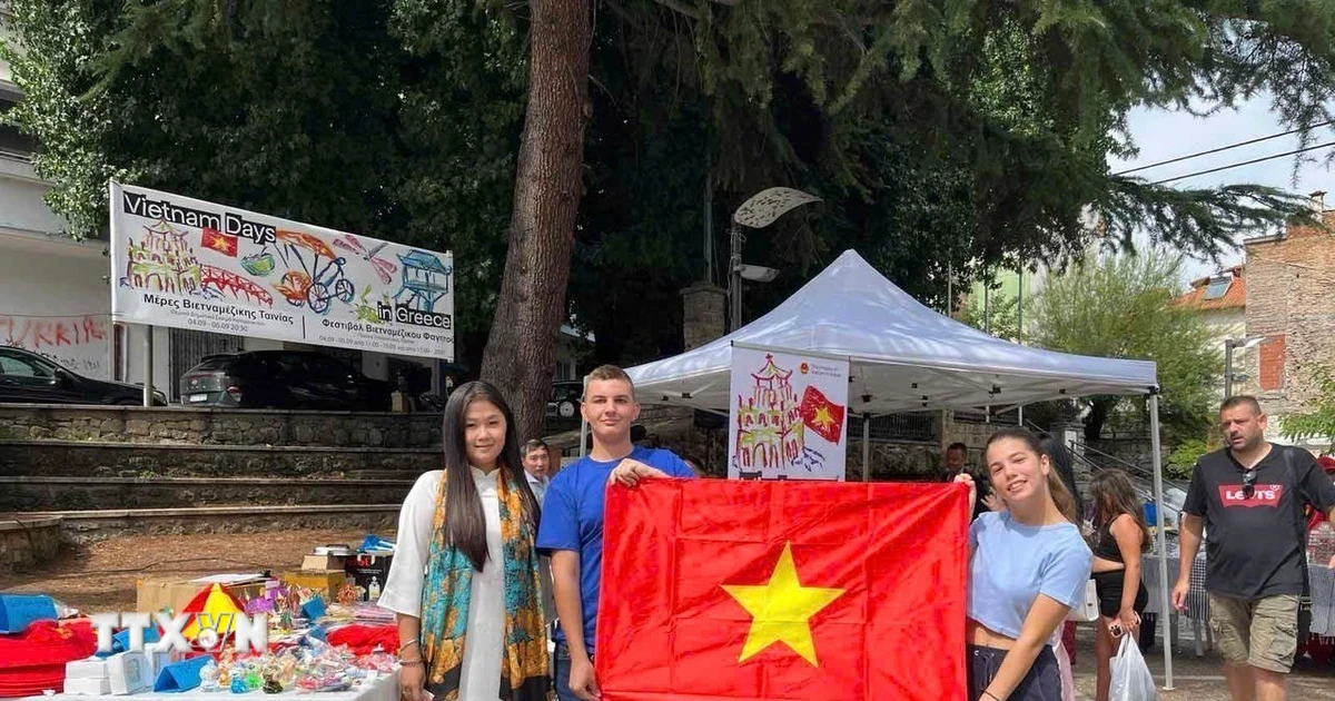 Các bạn Hy Lạp hào hứng tham gia ngày Việt Nam. (Ảnh do Đại sứ quán cung cấp)