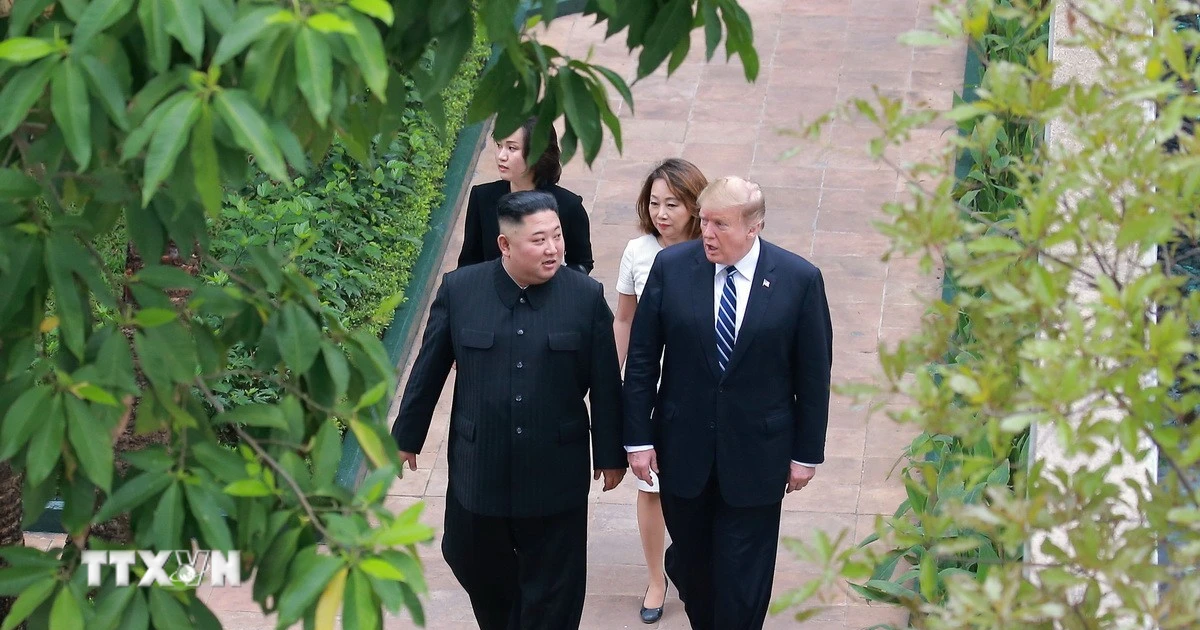 Tổng thống Mỹ Donald Trump (phải) và nhà lãnh đạo Triều Tiên Kim Jong Un tại Hội nghị Thượng đỉnh Mỹ-Triều Tiên lần thứ hai tại Hà Nội. Ảnh: TTXVN