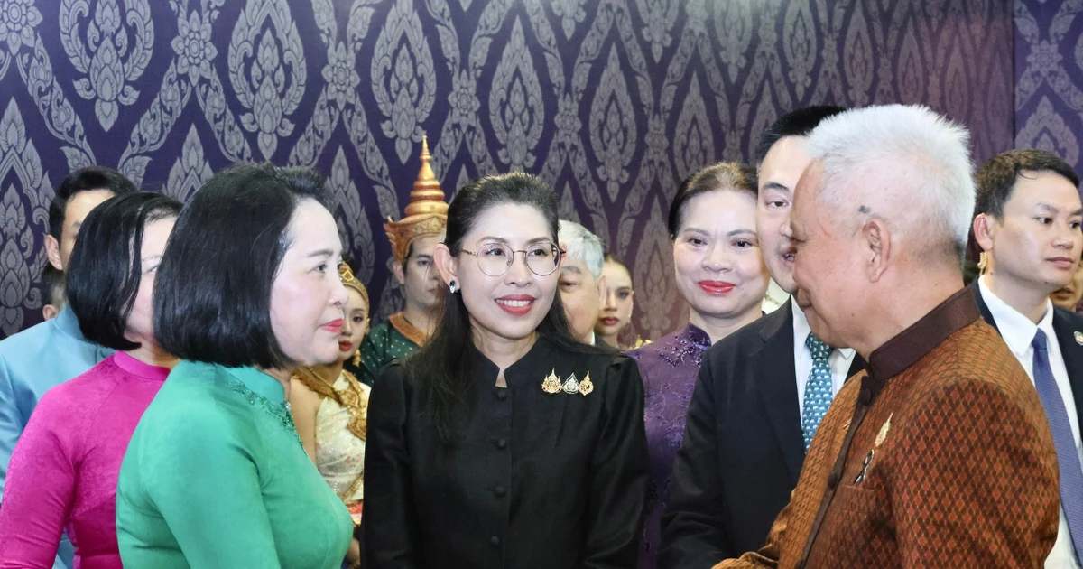 Tà áo truyền thống “đan kết” tình hữu nghị 50 năm Việt Nam-Thái Lan