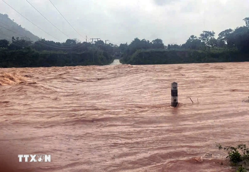 Quảng Trị: Nhiều tuyến đường bị ngập, ách tắc giao thông do mưa lớn
