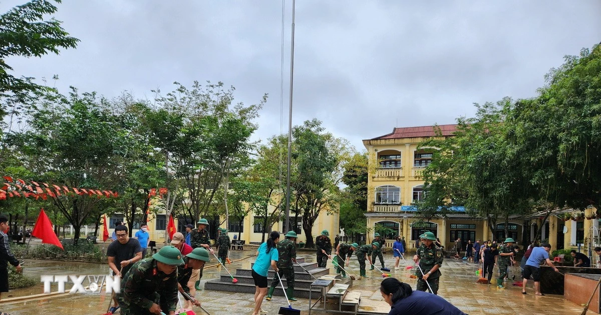 Huế: Khẩn trương vệ sinh trường học, khôi phục diện mạo đô thị sau "lũ chồng lũ"