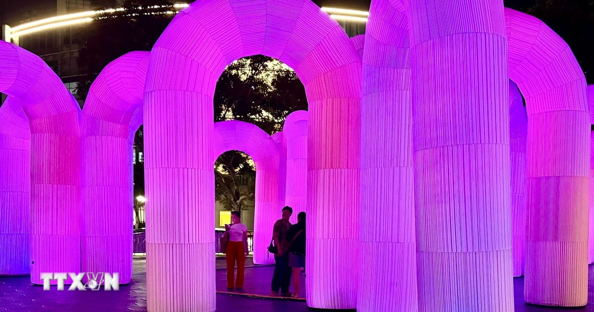 Sky Castle, một tác phẩm ánh sáng đổi màu cùng âm nhạc giao hưởng thư giãn tại Cathay Green. (Ảnh: TTXVN)