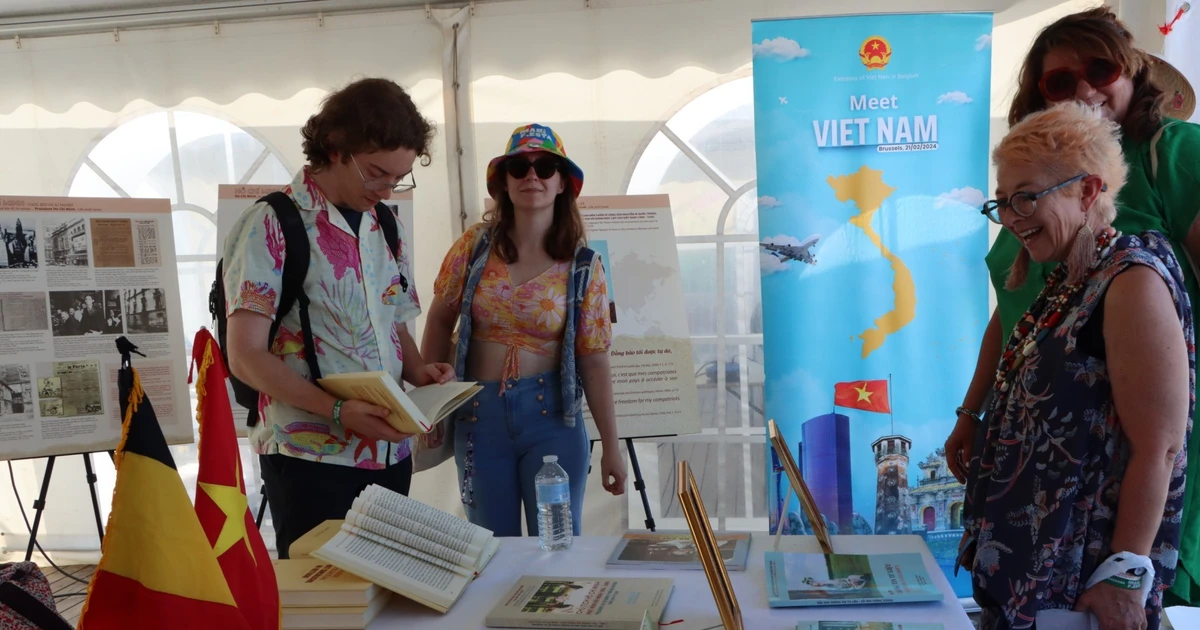 Bỉ: Gian hàng Việt Nam để lại dấu ấn đậm nét tại Lễ hội ManiFiesta 2025