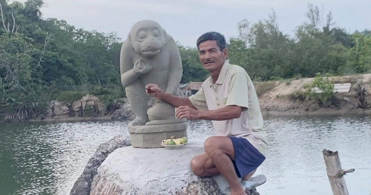 Ông Dương Đình Lục và tượng Khỉ Hanuman do ông trục vớt được. (Ảnh: TTXVN)