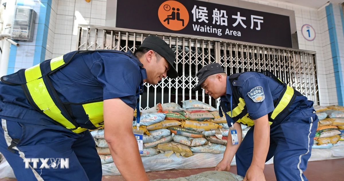 Nhân viên đặt các bao cát bên ngoài nhà chờ ở cảng Xiuying thuộc Hải Khẩu, tỉnh Hải Nam, Trung Quốc đề phòng bão Matmo, ngày 4/10/2025. (Ảnh: THX/TTXVN)