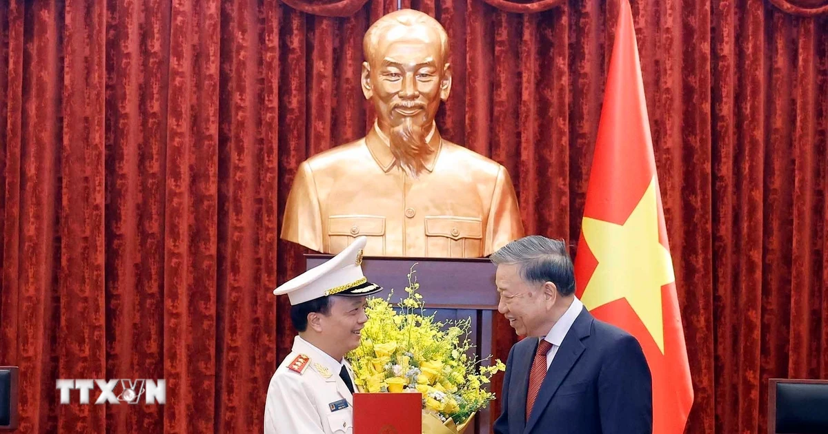 Tổng Bí thư, Chủ tịch nước Tô Lâm trao quyết định thăng quân hàm Thượng tướng cho Thứ trưởng Bộ Công an Đặng Hồng Đức