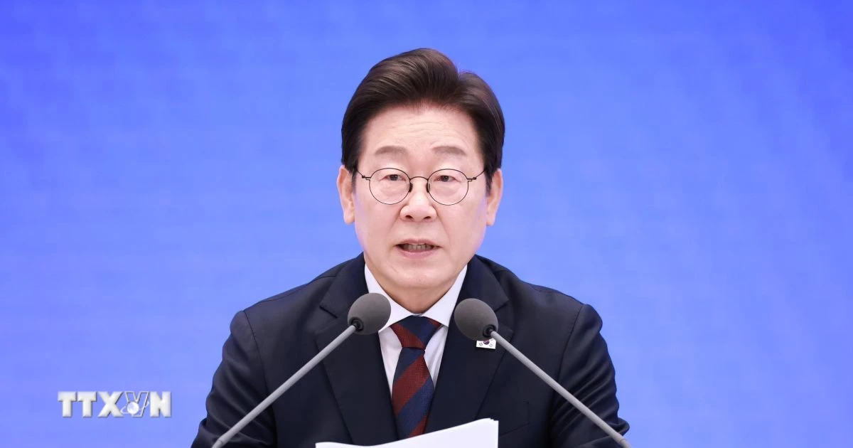 Tổng thống Hàn Quốc Lee Jae Myung phát biểu trong cuộc họp báo nhân dịp tròn một tháng nhậm chức. (Ảnh: Yonhap/TTXVN)