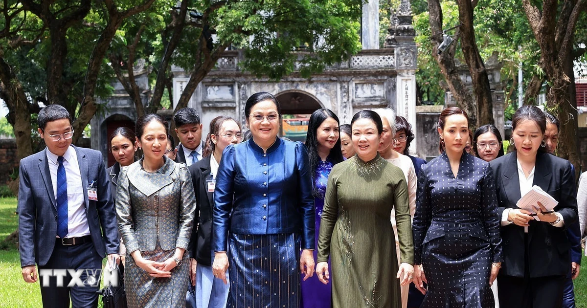 Phu nhân Thủ tướng Lê Minh Hưng và các phu nhân Thủ tướng Lào, Campuchia, Thái Lan thăm Văn Miếu – Vietnam+ (VietnamPlus)