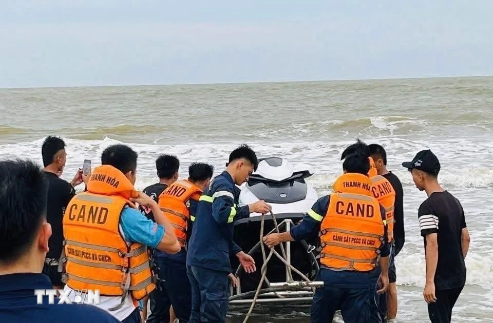 Thanh Hóa: Rủ nhau tắm biển, hai học sinh tử vong và mất tích