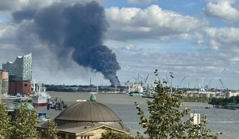 Cột khói đen dày đặc xuất hiện trên bầu trời thành phố Hamburg. (Nguồn: X)
