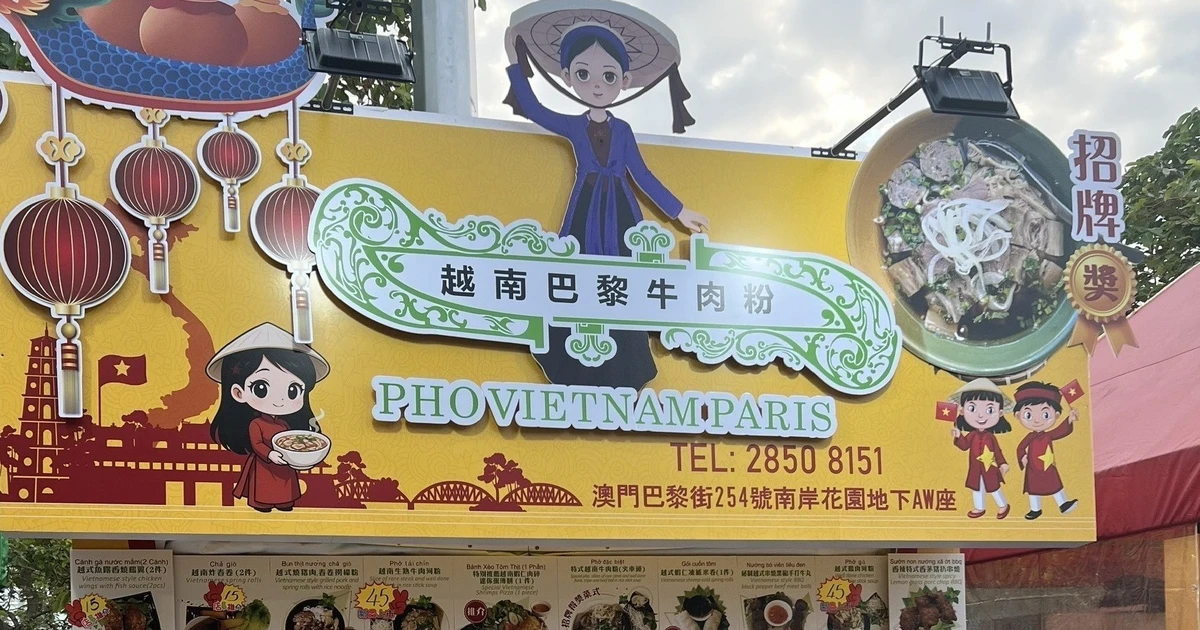 Gian hàng bán các món ăn truyền thống của Việt Nam tại lễ hội. (Ảnh: TTXVN)