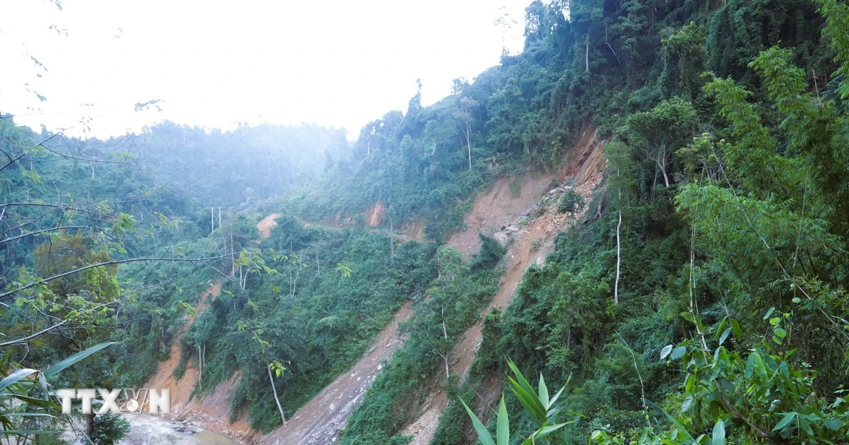 Nghệ An: Cận cảnh núi lở nghiêm trọng trên đường độc đạo giữa đại ngàn Pù Huống