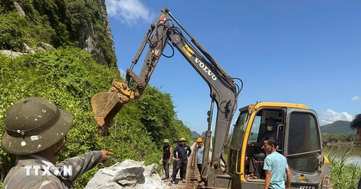 Đã thông tuyến đường sắt Bắc-Nam qua Quảng Trị sau sự cố sạt lở đá
