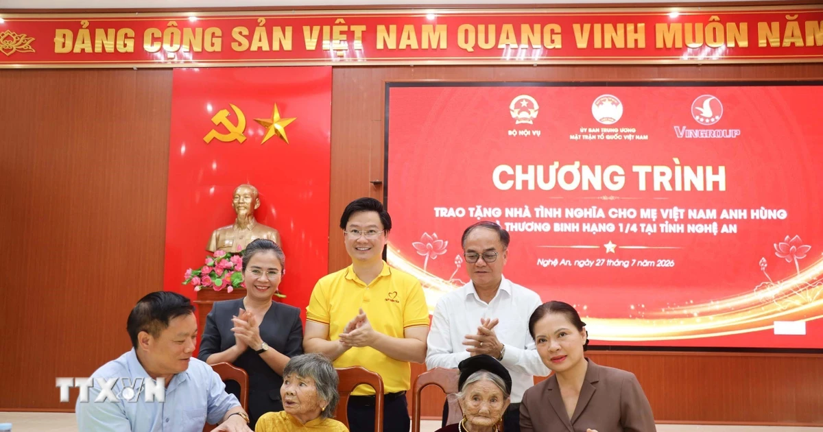 Trao nhà tình nghĩa tặng Mẹ Việt Nam Anh hùng và thương, bệnh binh tại Nghệ An