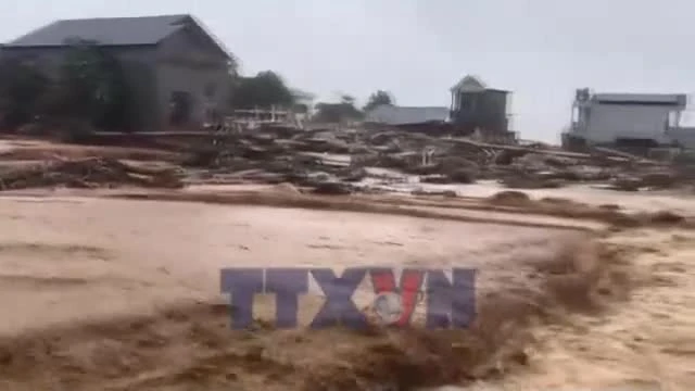 Lũ quét ở Lai Châu cuốn trôi người và nhà cửa